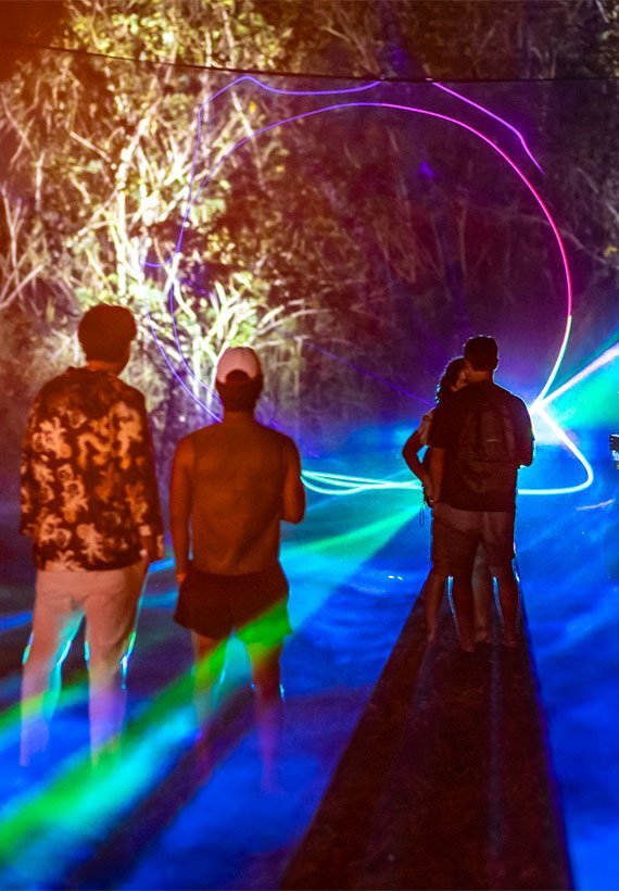 Una instalación de luces de colores en el Circuito de Arte, de noche
