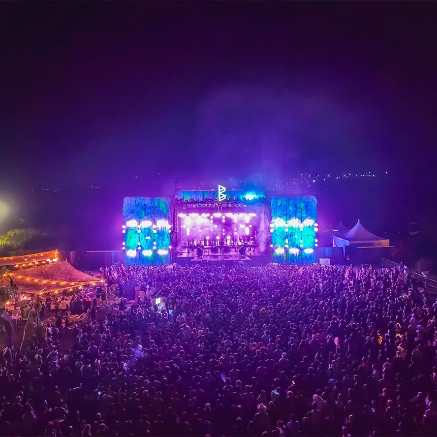 El escenario Sonorama de noche, con luces moradas sobre el público