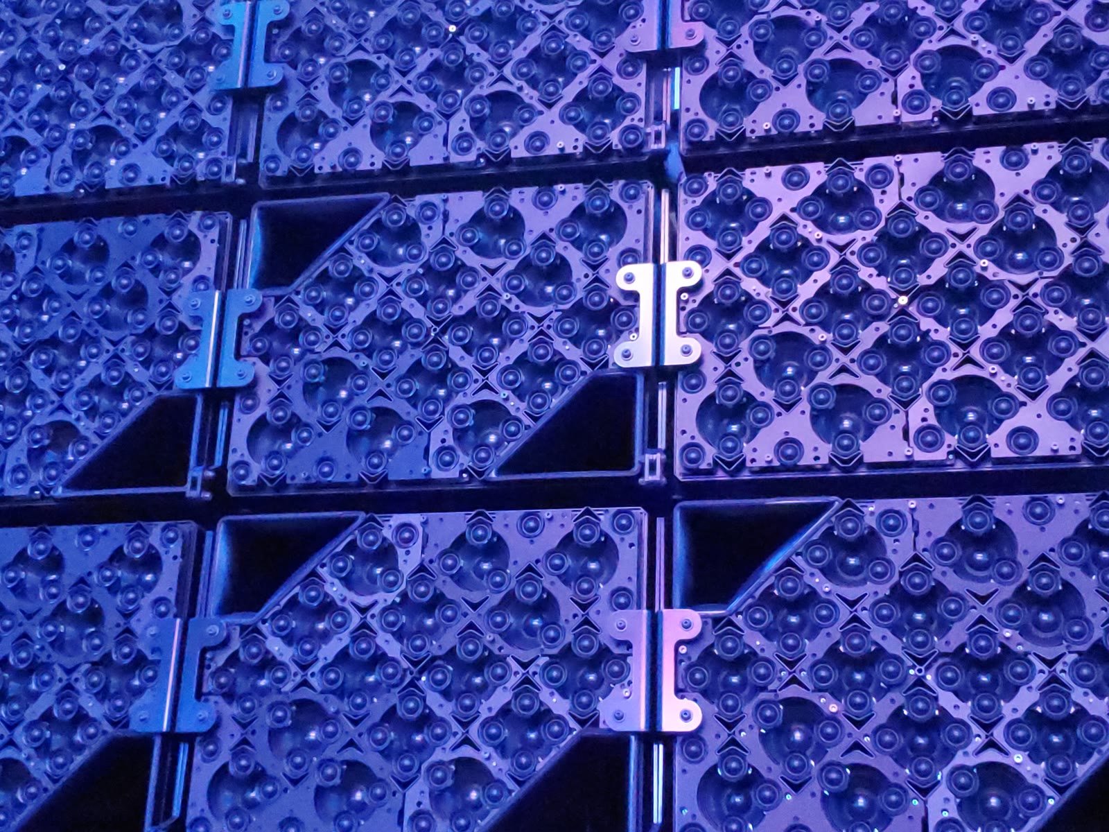 Las bocinas de Sphere detrás de la pantalla, en hileras iluminadas de morado