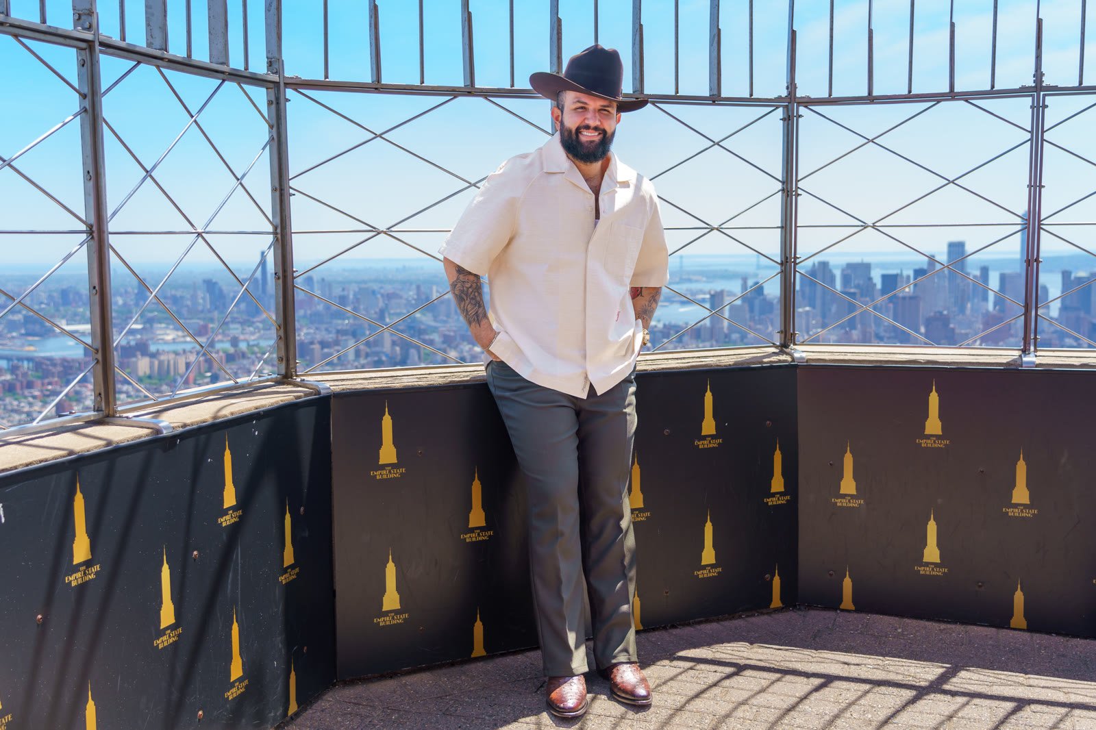 Carín León en la terraza del mirador del Empire State, con Manhattan de fondo