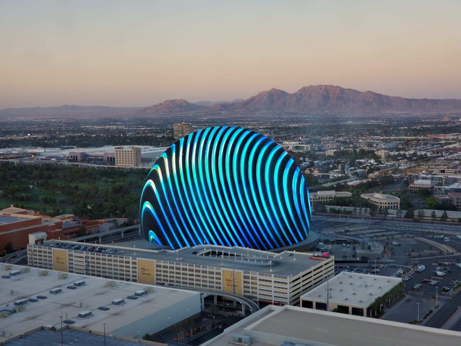 Sphere con rayas azules vista desde la High Roller, con las montañas al fondo