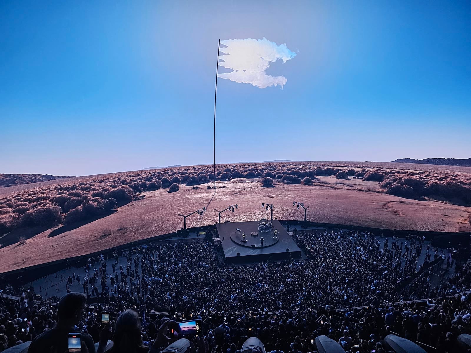 La pantalla de Sphere convertida en un desierto con cielo azul durante un concierto de U2