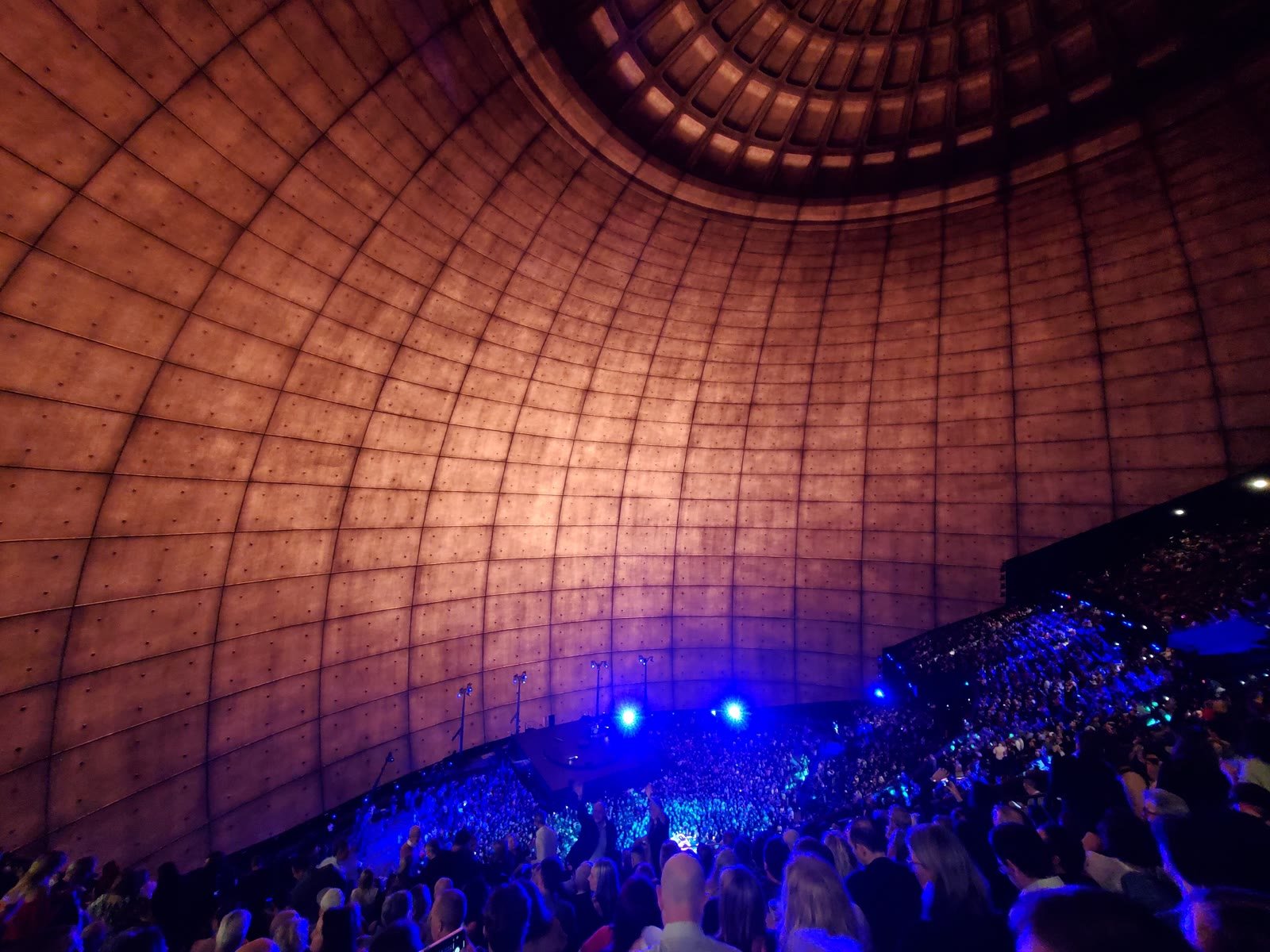 El domo de Sphere por dentro antes de un concierto, con el público iluminado de azul