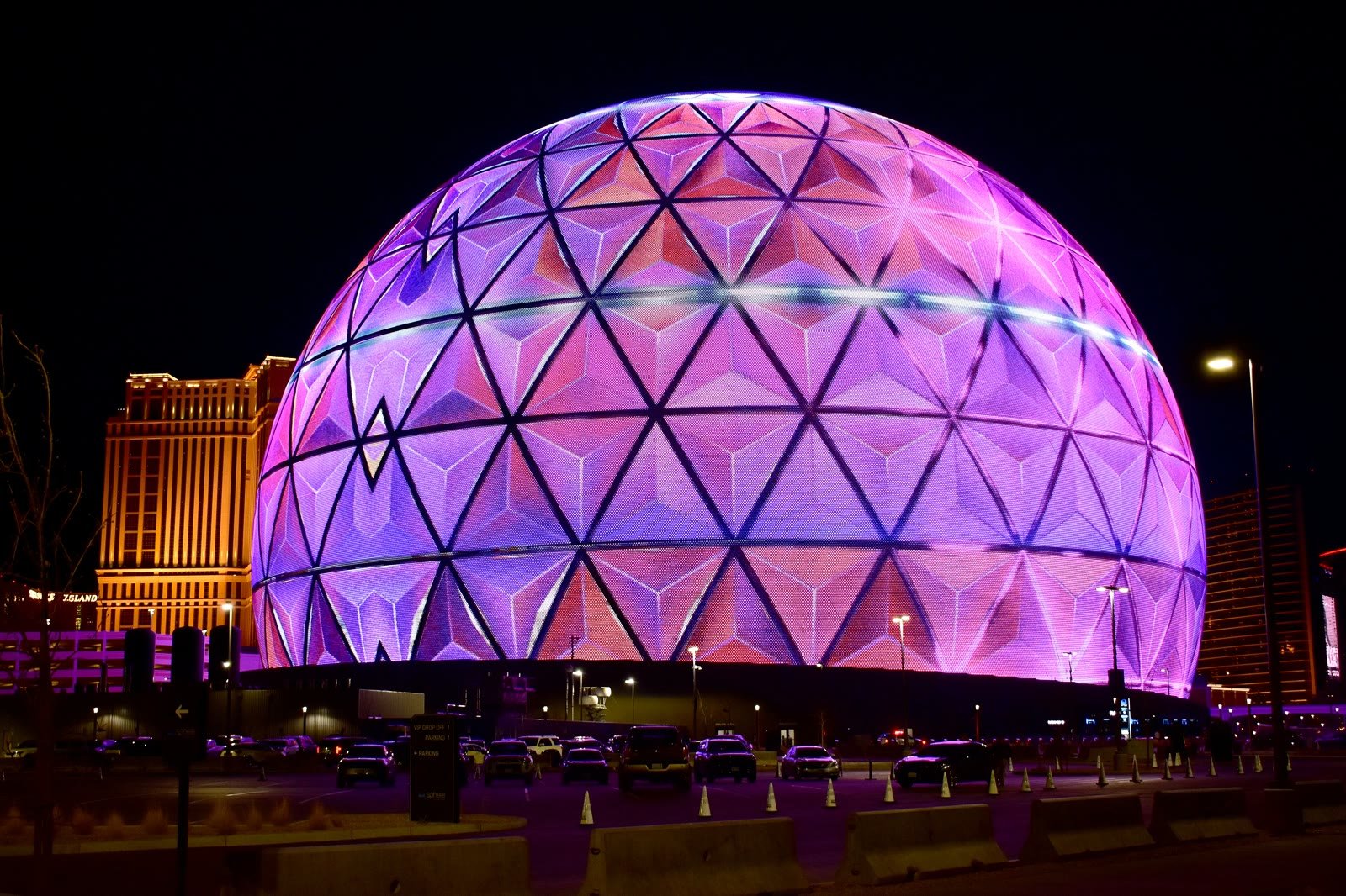 Sphere de noche, cubierta de triángulos de colores morado y rosa