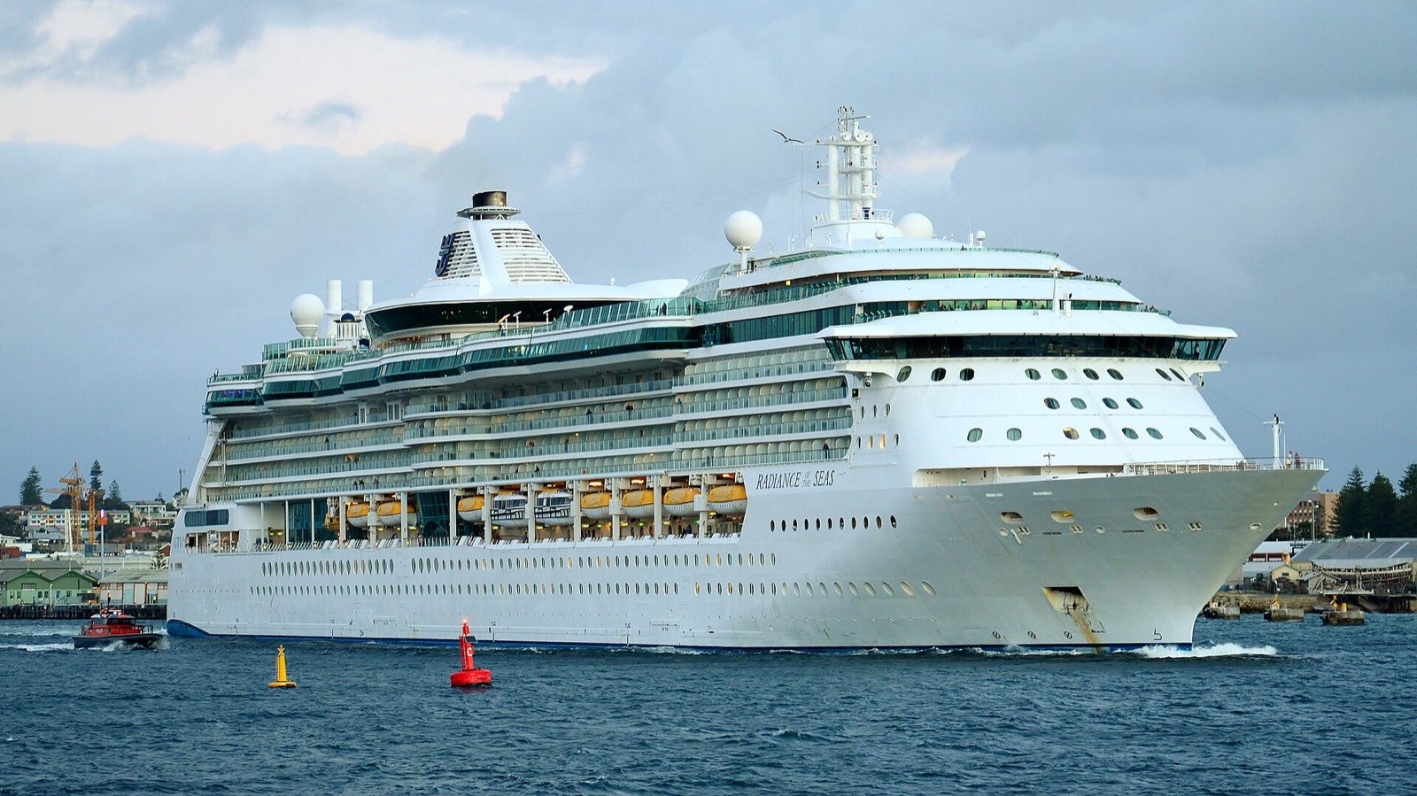 Crucero atracado en un puerto