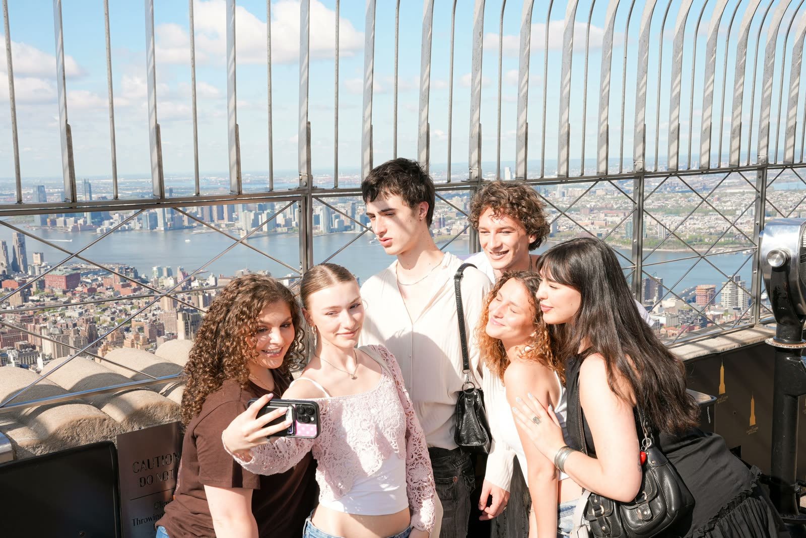Un grupo de amigos se toma una selfie en la terraza del piso 86