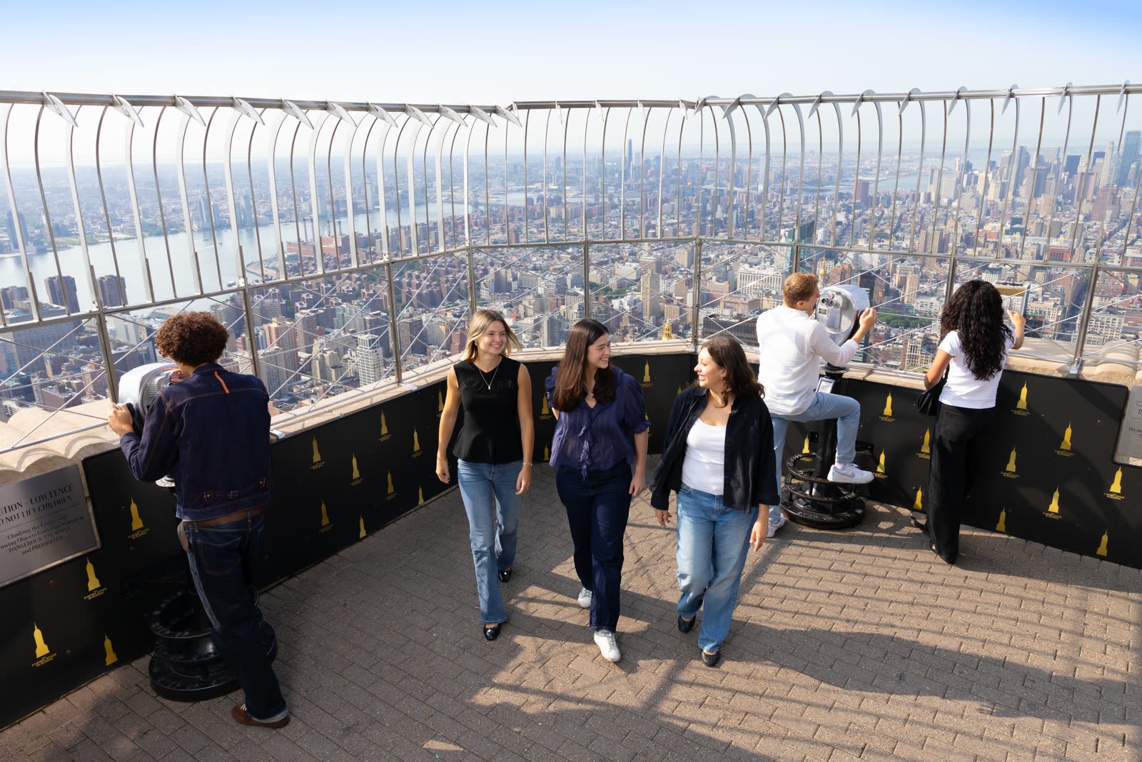 Visitantes caminan por la terraza al aire libre del piso 86 con Manhattan alrededor
