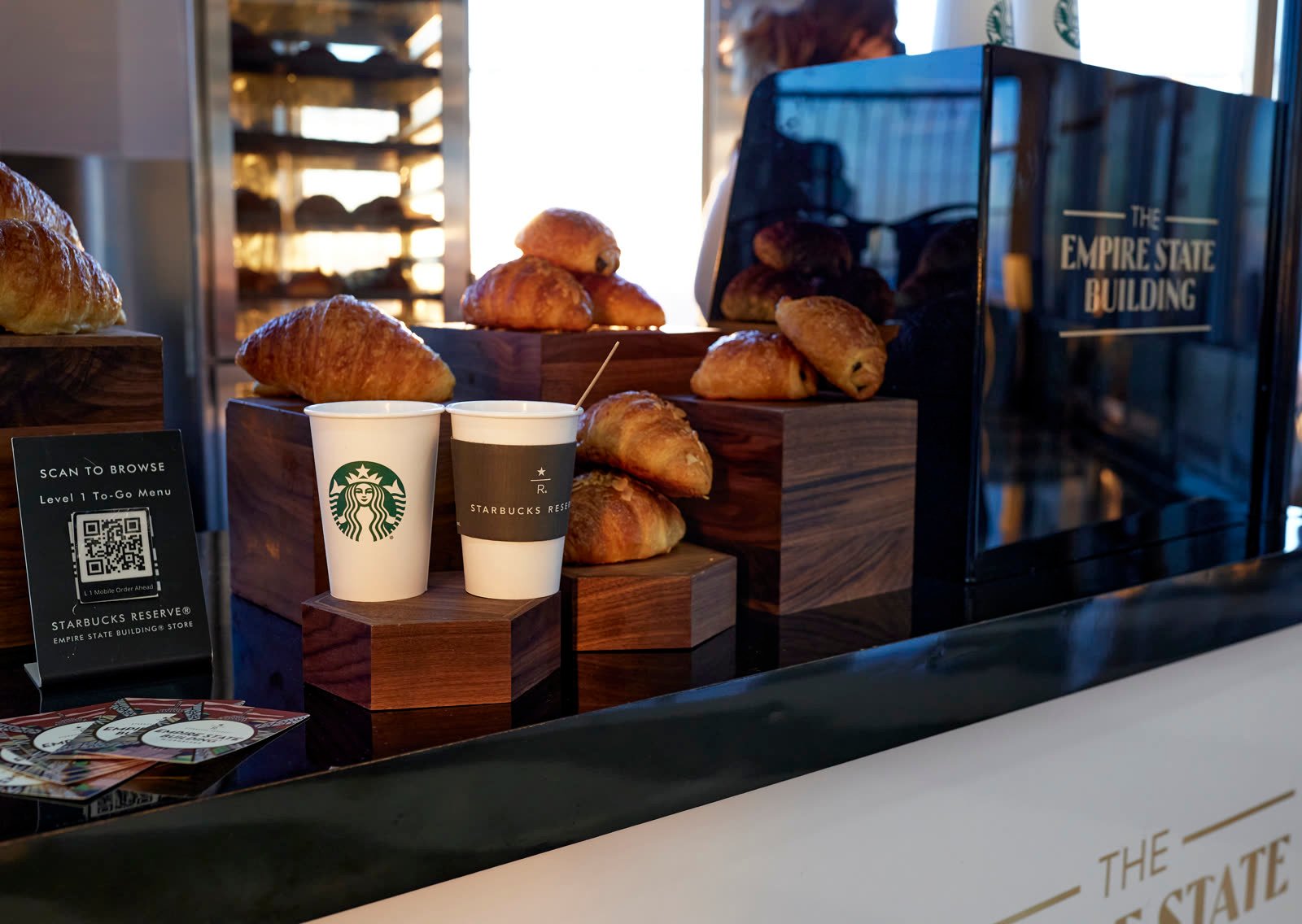 Croissants y cafés en la barra del Starbucks Reserve del Empire State
