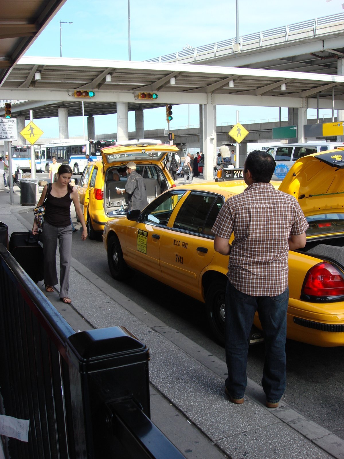 Fila de taxis amarillos en la salida del aeropuerto JFK