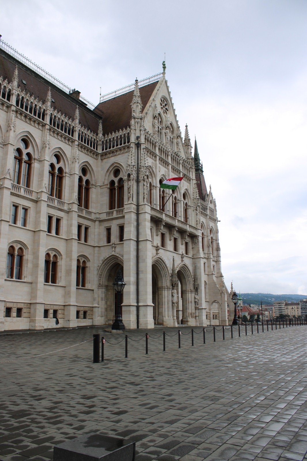 Fachada lateral del Parlamento de Budapest