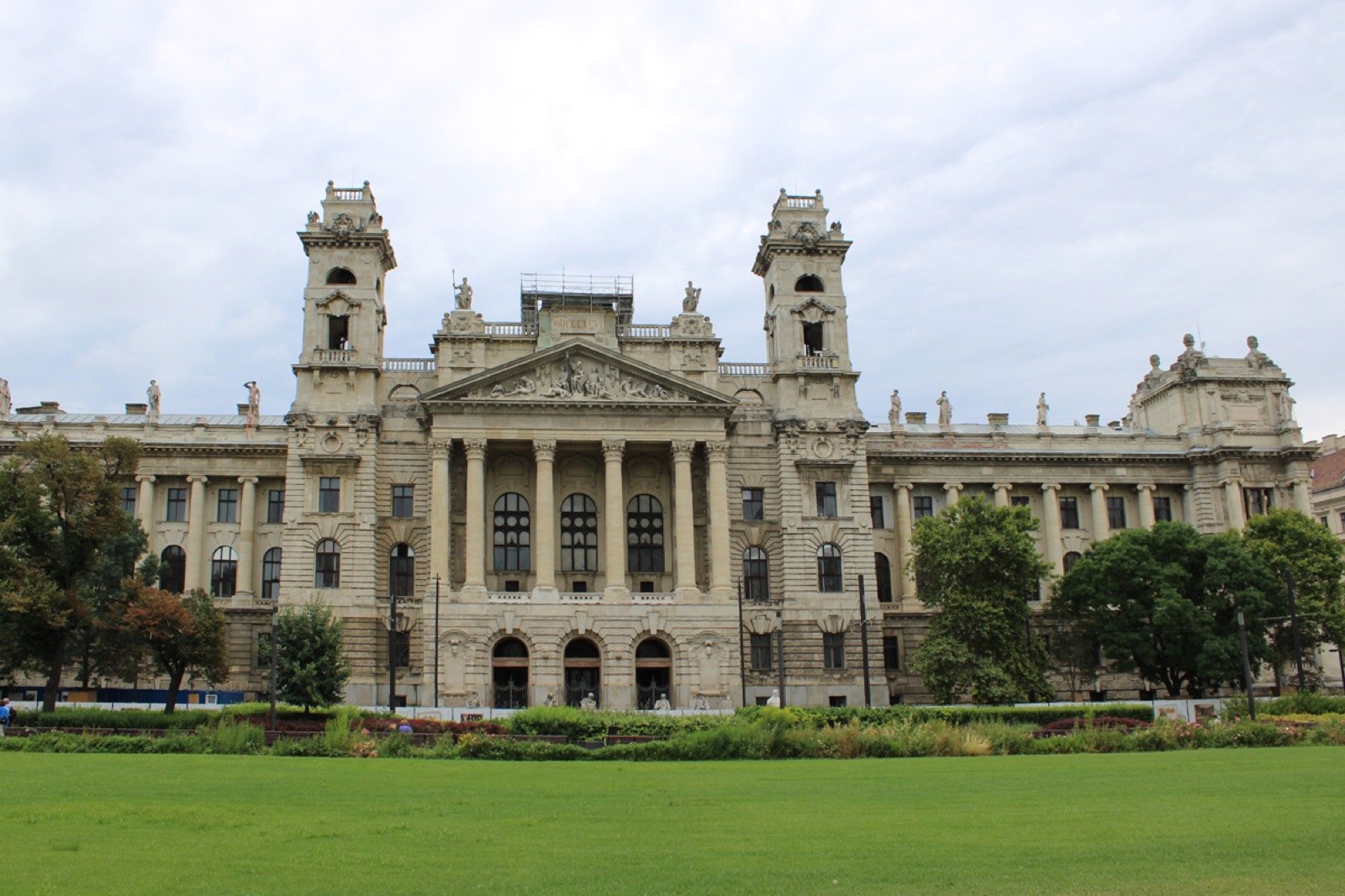 Edificio histórico frente al Parlamento de Budapest