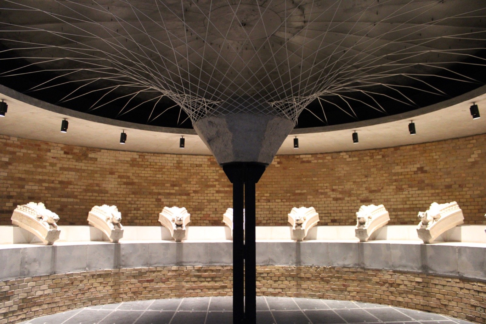 Una sala con esculturas en Budapest
