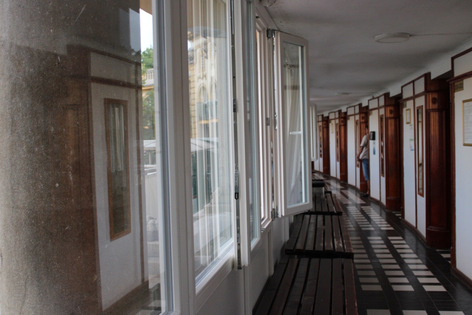 Pasillo de cabinas en un balneario de Budapest