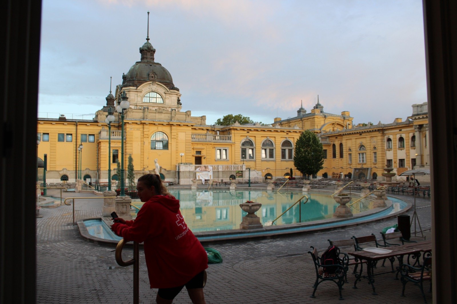La alberca exterior de los baños Széchenyi