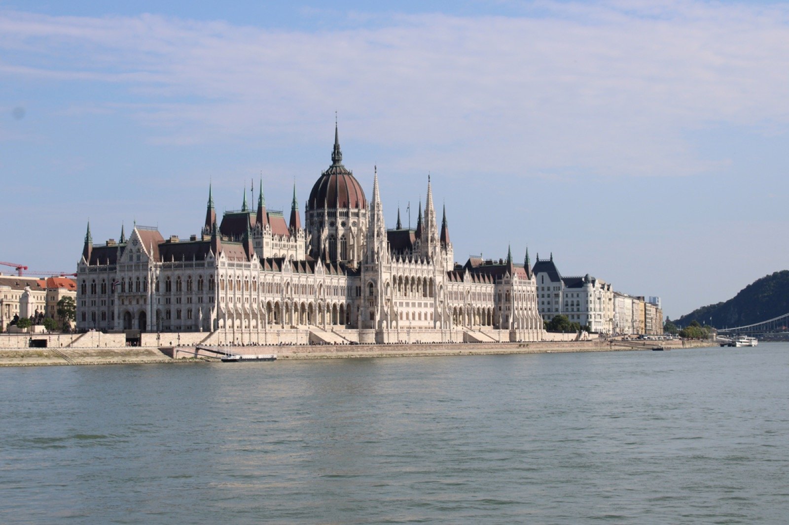 El Parlamento de Budapest visto desde el Danubio