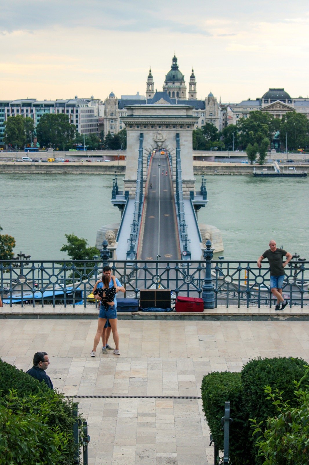 El Puente de las Cadenas con la Basílica de San Esteban al fondo