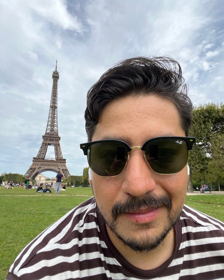 Gera González en París, con la Torre Eiffel al fondo