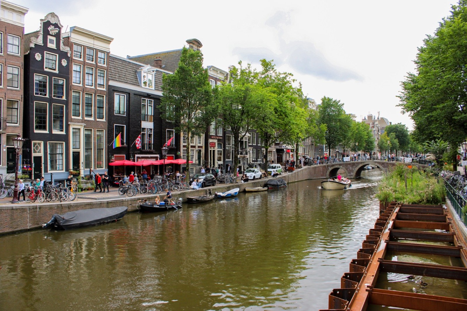 Un canal de Ámsterdam con casas angostas y bicicletas