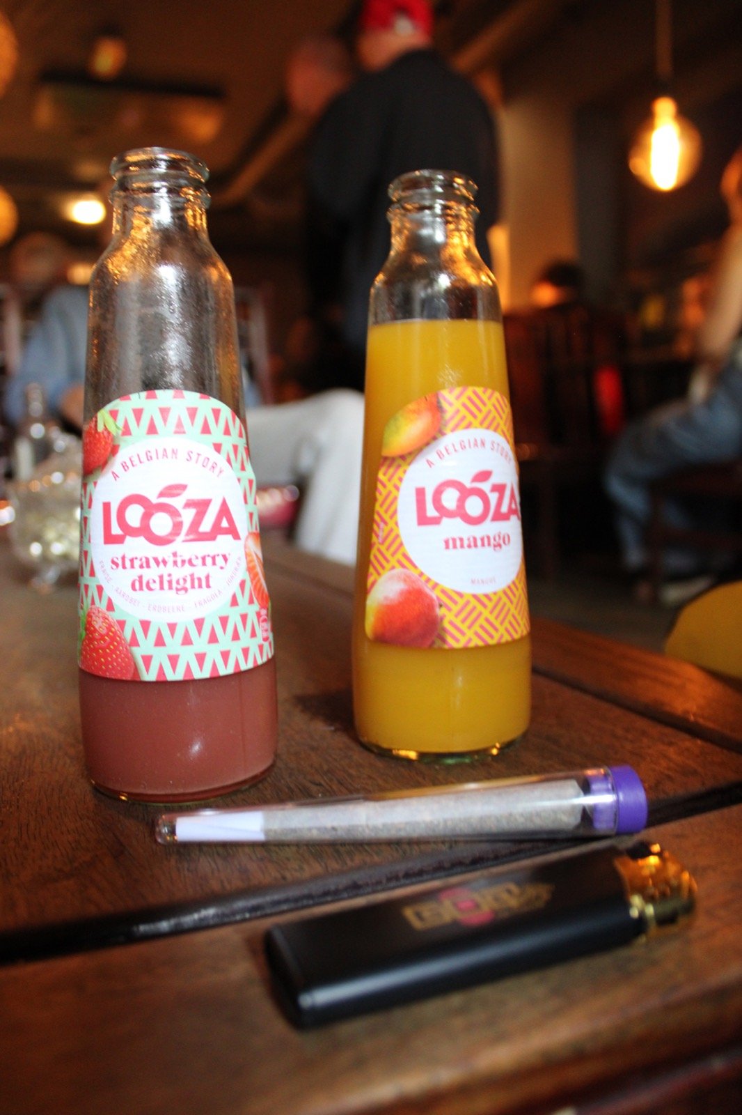 Dos jugos en la mesa de un café de Ámsterdam