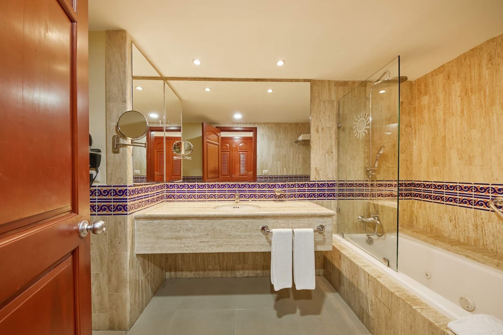 Baño de la suite con tina y regadera
