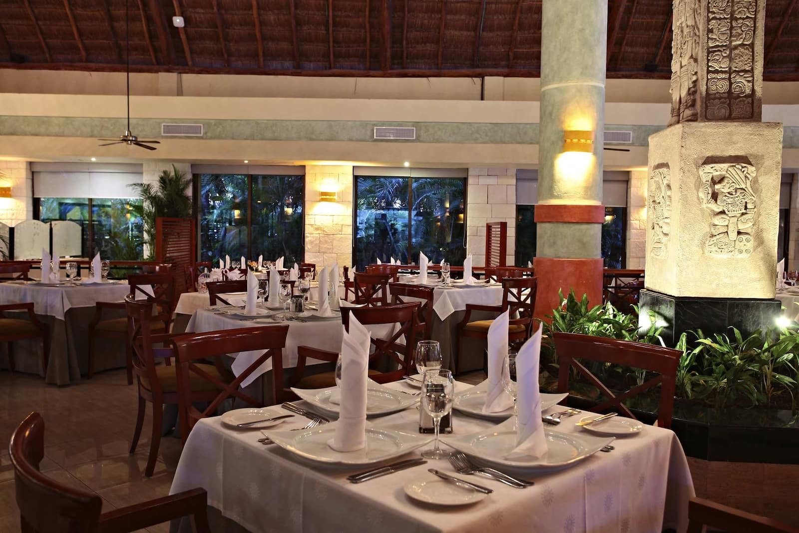 El restaurante del bufé con mesas puestas y columnas de piedra