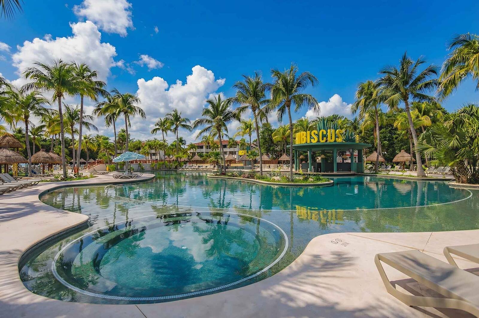 La alberca de Escape Tequila, el hotel para adultos del complejo