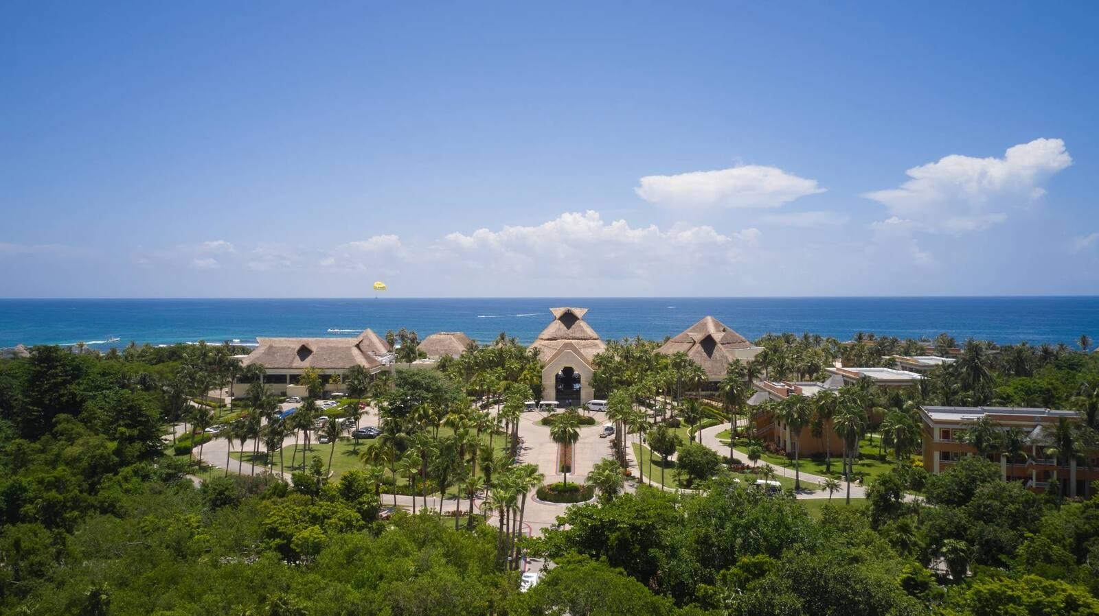 Explore Akumal, el hotel vecino, frente al mar