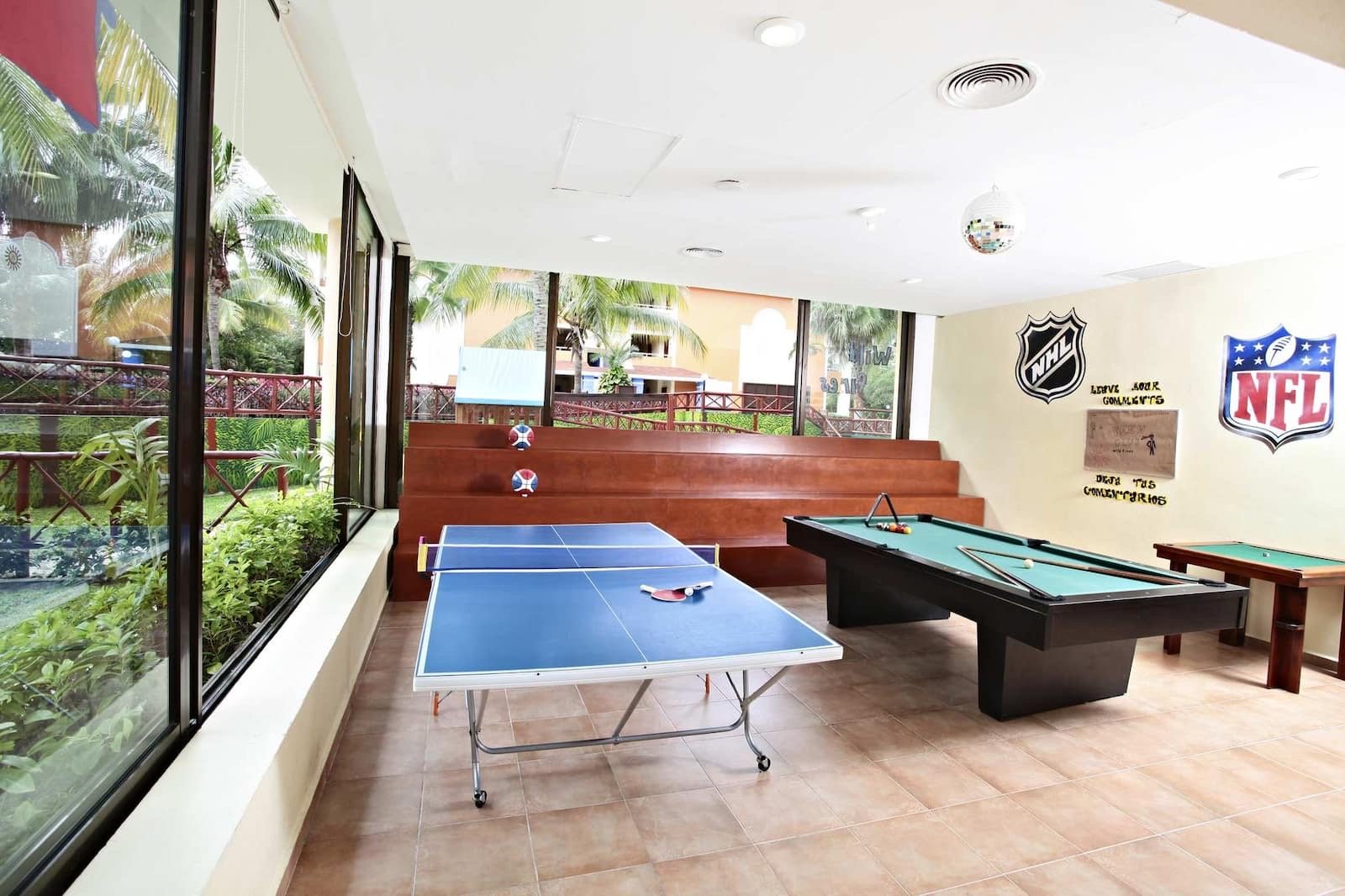 Sala de juegos con mesa de billar y de ping-pong