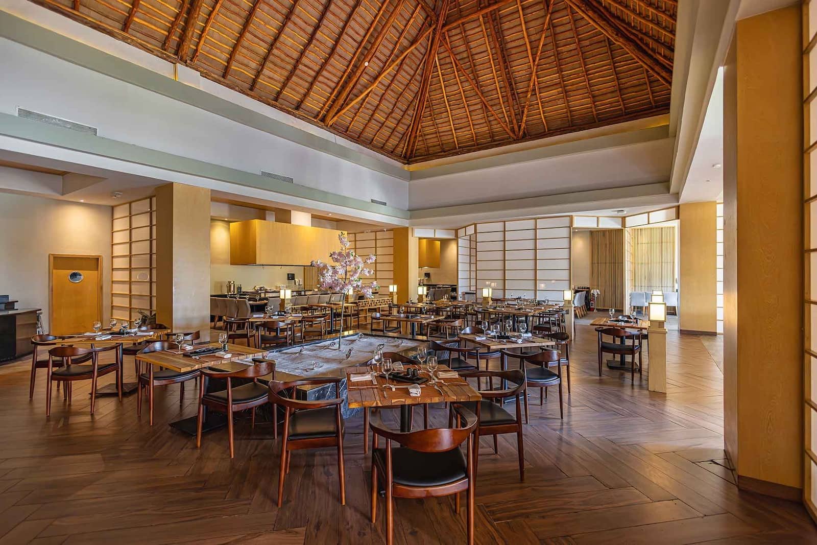 El restaurante Mikado con mesas de teppanyaki y techo de palma