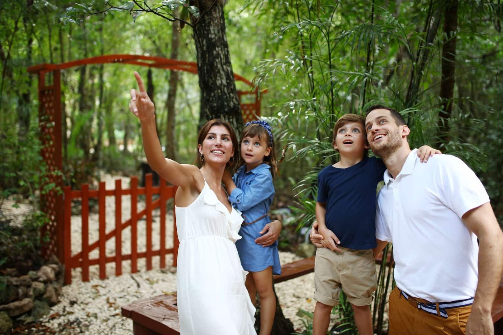 Una familia camina por un sendero en la selva