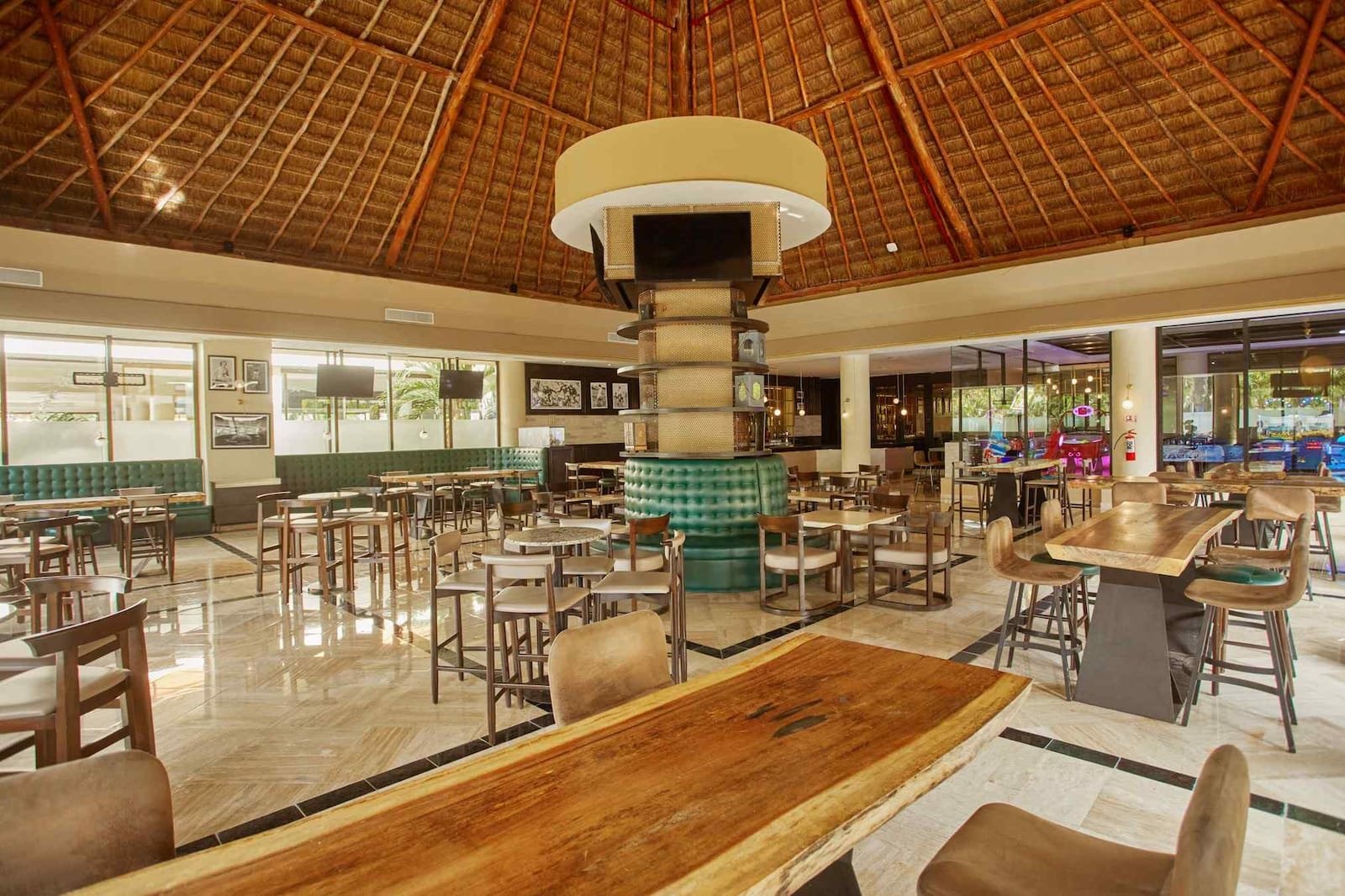 El sport bar con techo de palma y pantallas