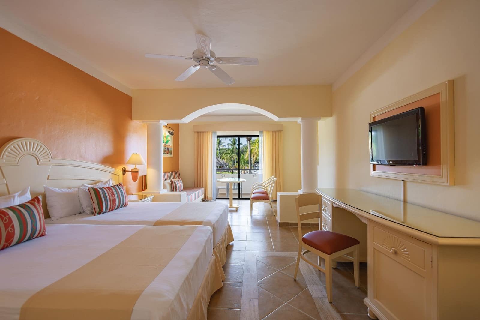 Junior Suite con dos camas y sala al fondo