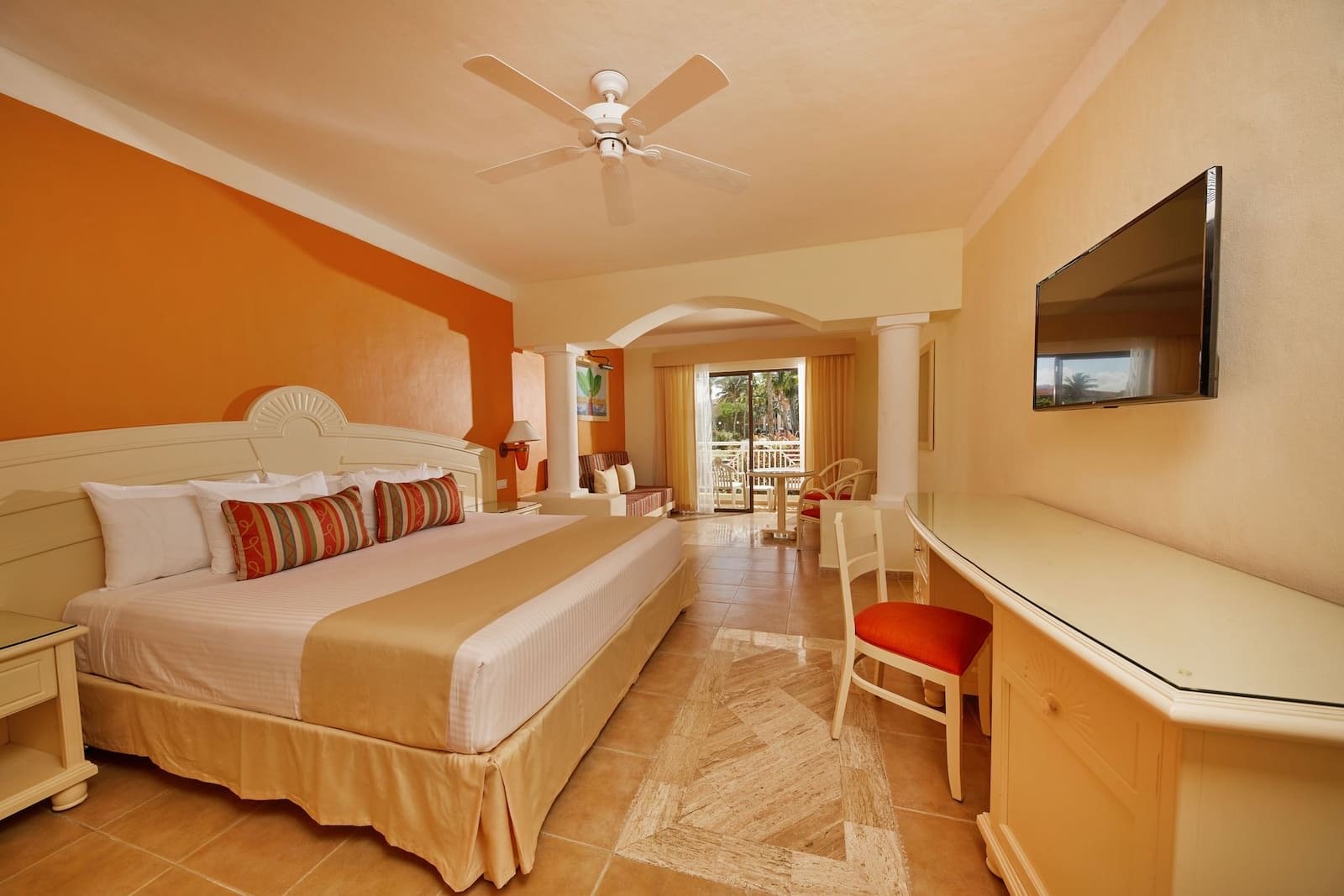 Junior Suite con cama king, escritorio y ventanal al jardín