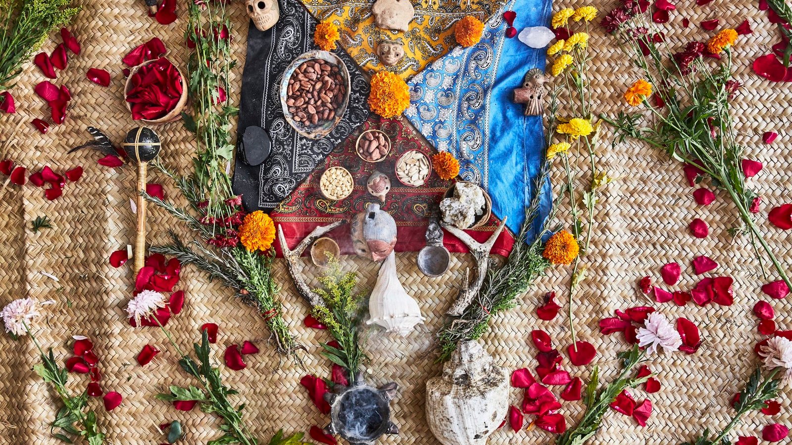 Ofrenda de flores, semillas y velas para una ceremonia
