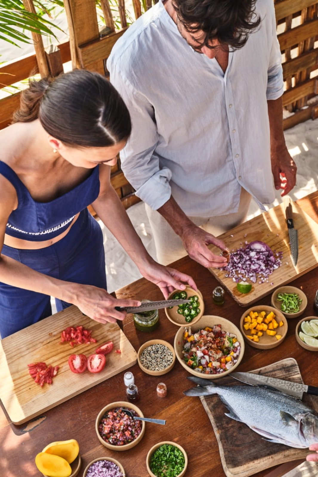 Clase de cocina con ingredientes frescos sobre la mesa