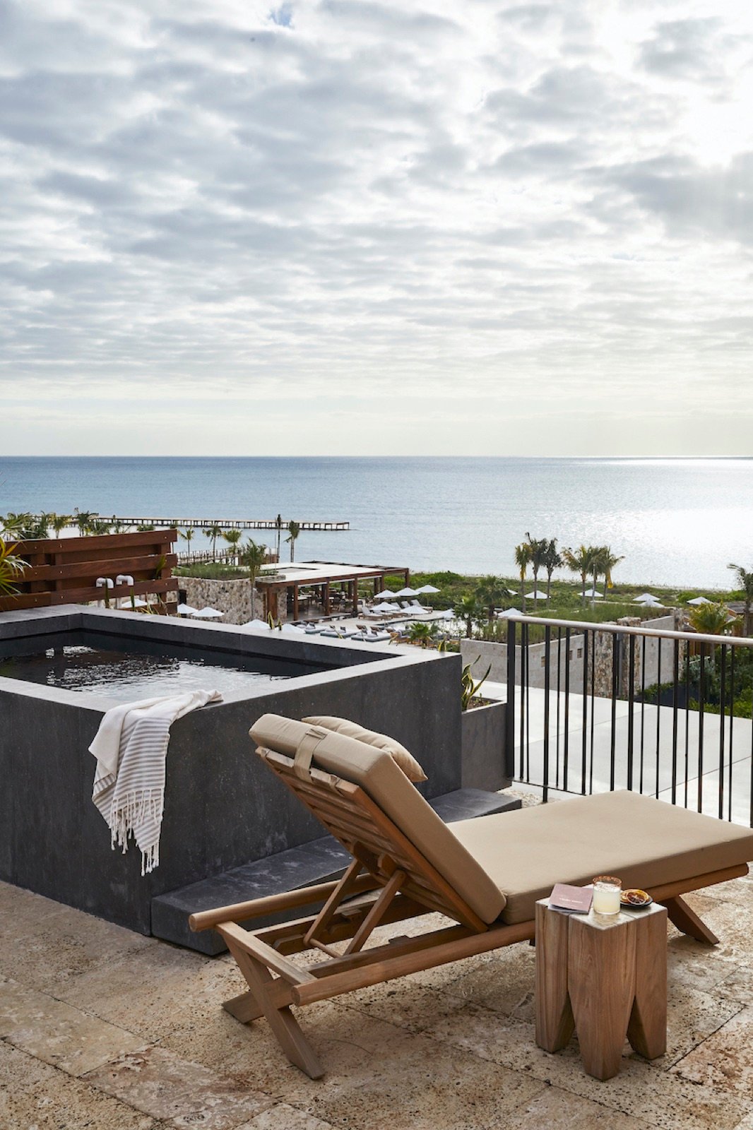 Terraza con piscina de inmersión y vista al mar