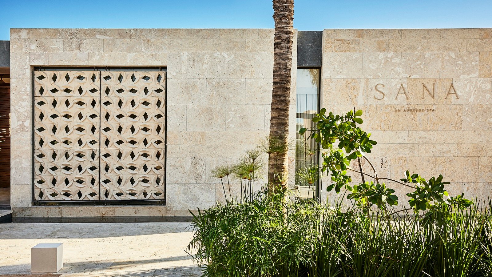 El muro de piedra de la entrada de SANA, el spa de Etéreo