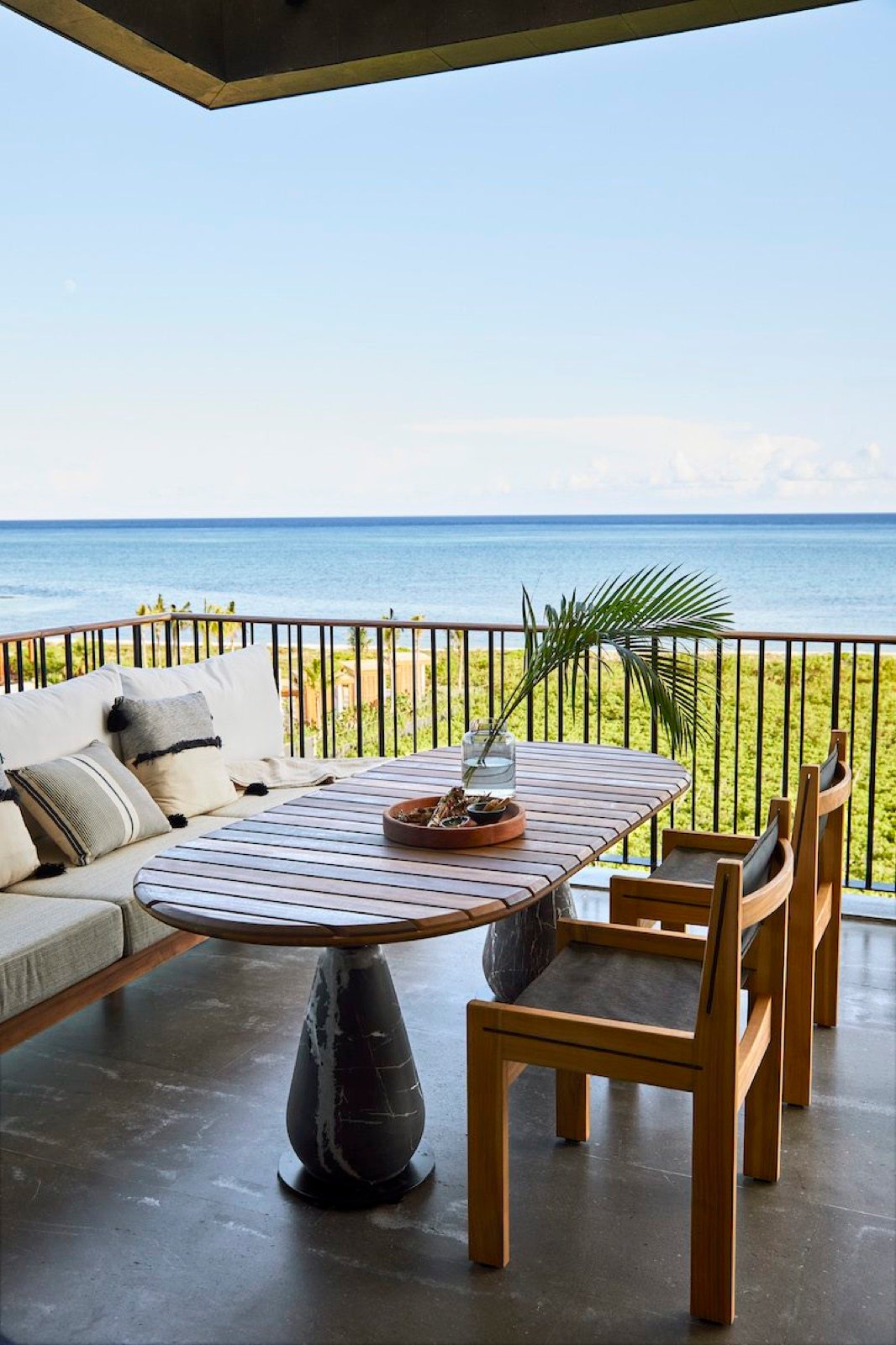Terraza de un penthouse con comedor al aire libre