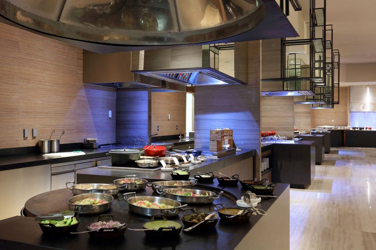 Estación de cocina en vivo en el buffet