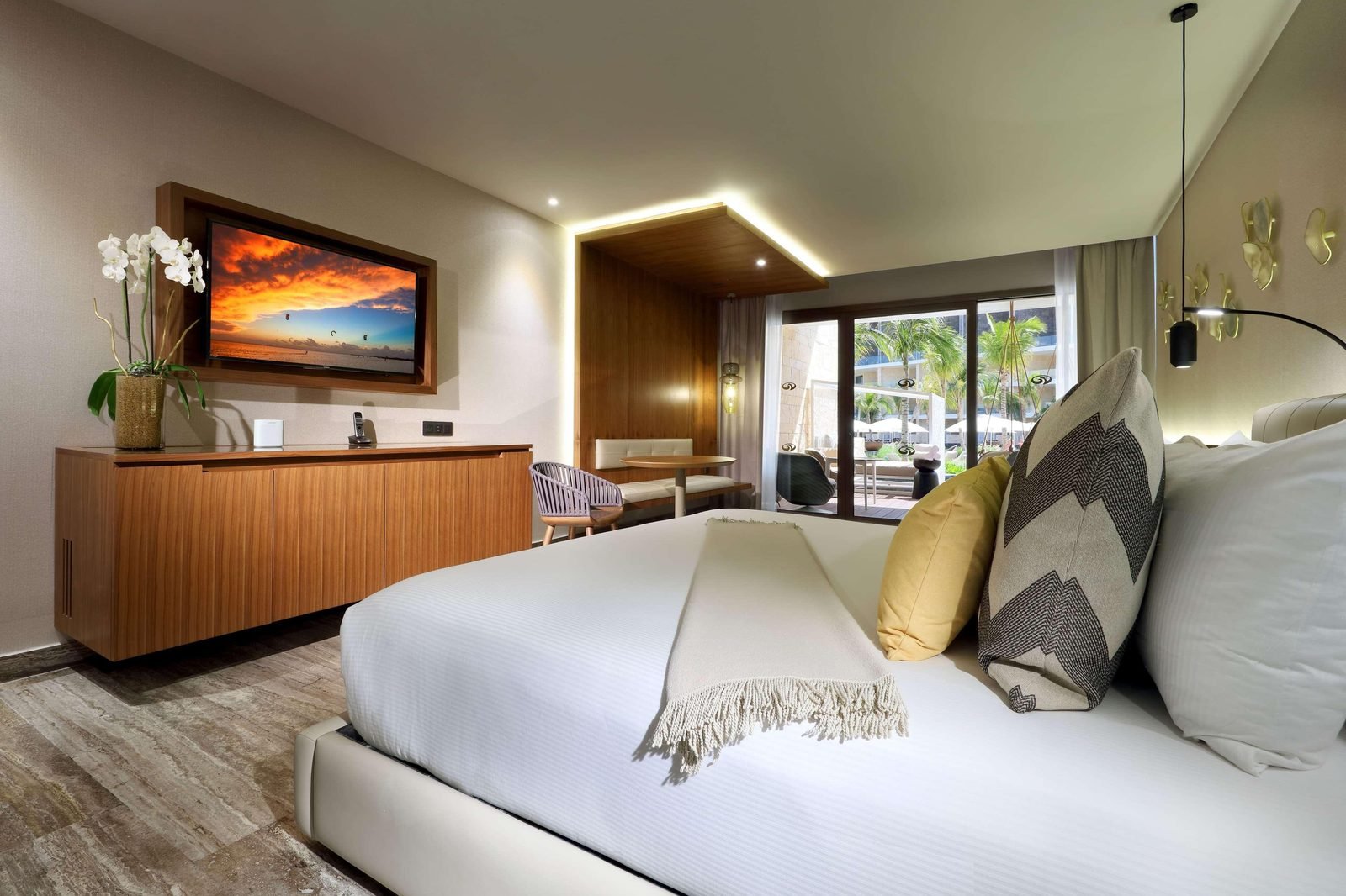 Suite con cama king y decoración en tonos cálidos
