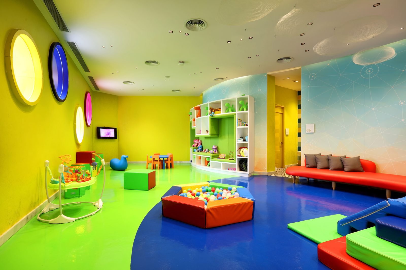 Club de niños con juegos de colores
