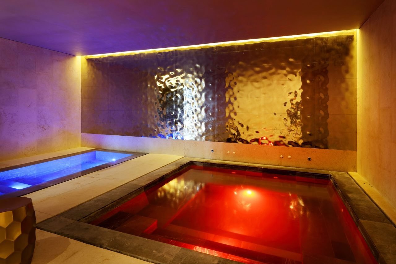 Jacuzzi del spa con luz roja