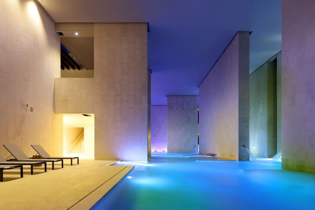 Circuito de agua del spa iluminado en tonos morados