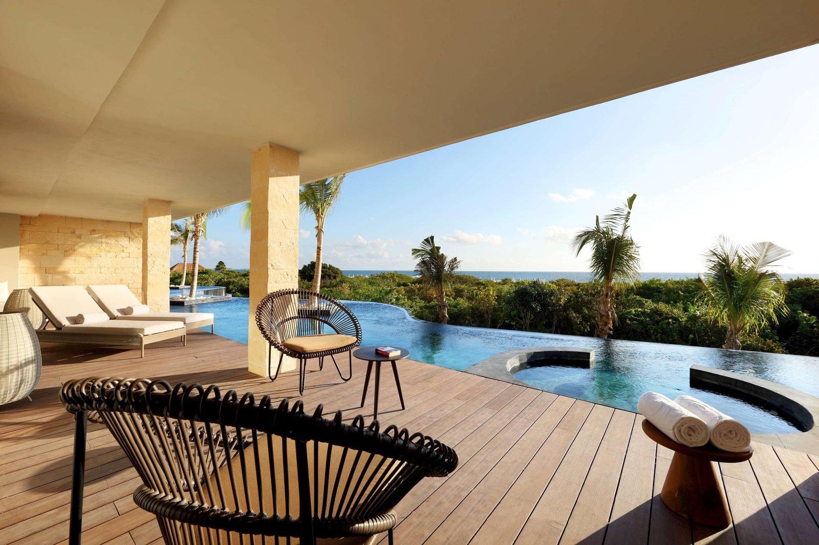 Terraza de una suite con vista al mar
