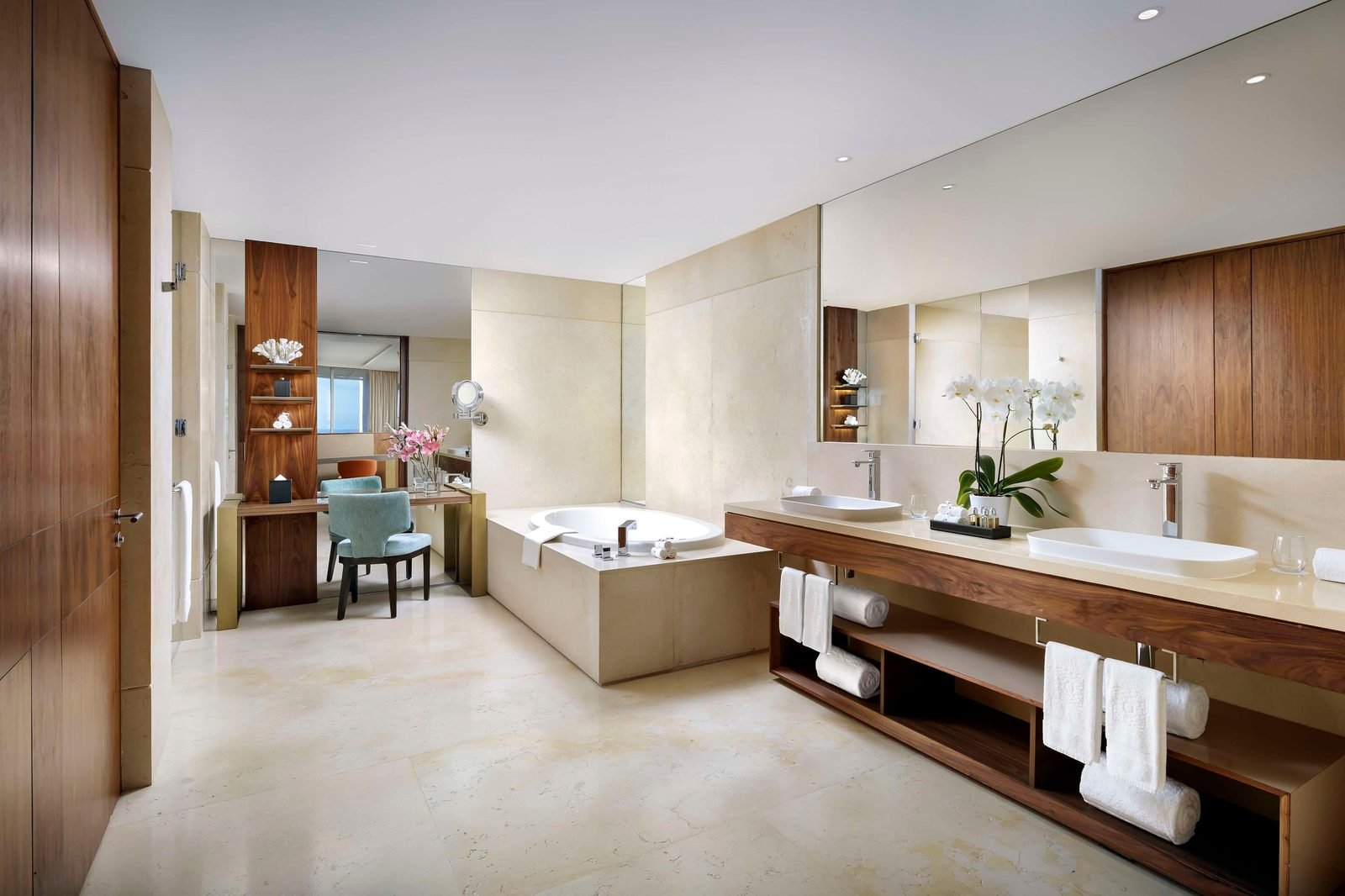 Baño amplio con tina de hidromasaje