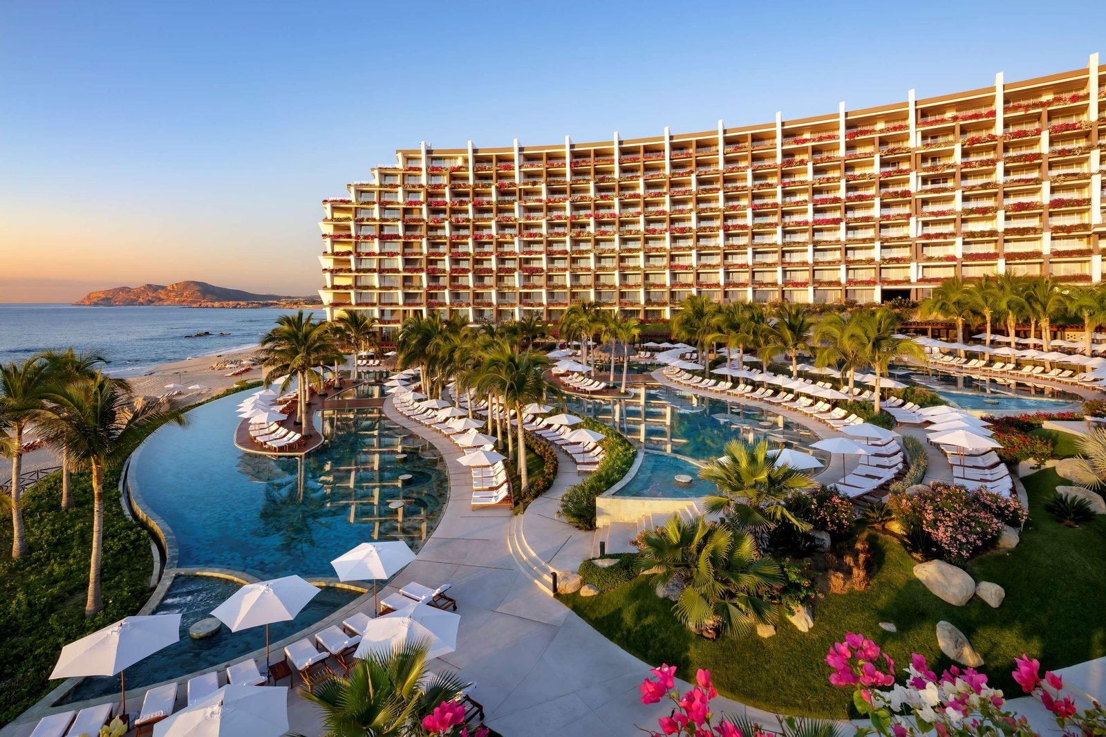 Grand Velas Los Cabos al atardecer, con sus terrazas escalonadas y las albercas
