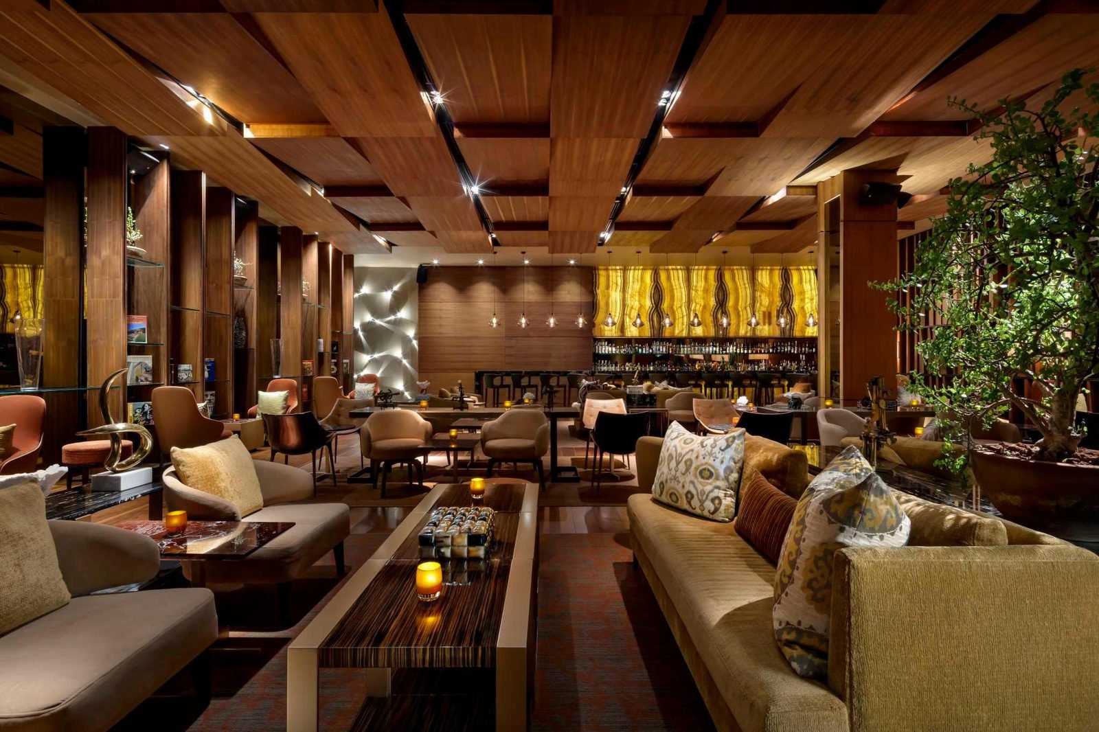 Restaurante con techo de madera y lámparas cálidas