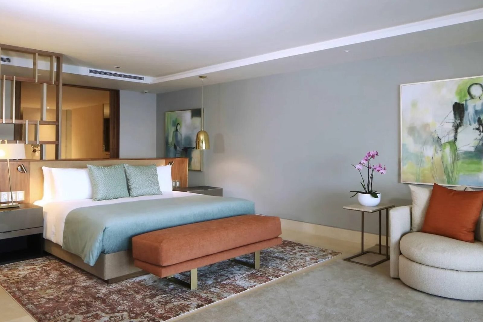 Suite con cama king y vista al mar