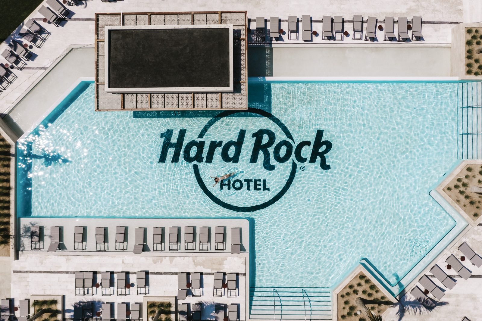 Alberca con el logo del Hard Rock en el fondo