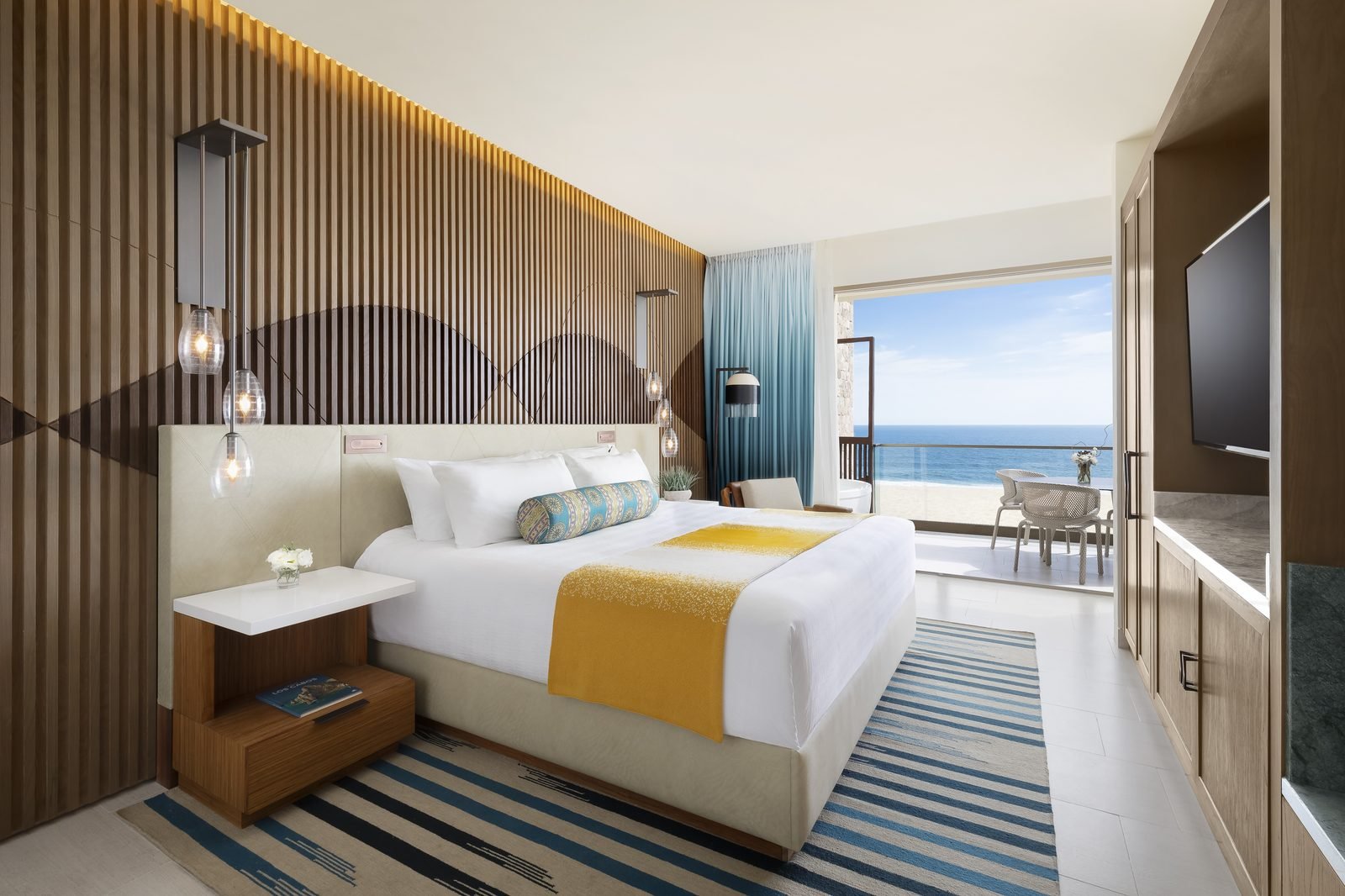 Habitación con cama king y ventanal al mar